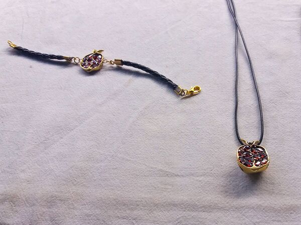 Он оказался не Макроном: что на самом деле подарили жене президента Франции в Ереване - Sputnik Армения