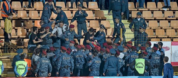 Потасовка после футбольного матча Лиги Наций УЕФА между сборными Армении и Гибралтара (13 октября 2018). Еревaн Потасовка после футбольного матча Лиги Наций УЕФА между сборными Армении и Гибралтара (13 октября 2018). Еревaн - Sputnik Արմենիա