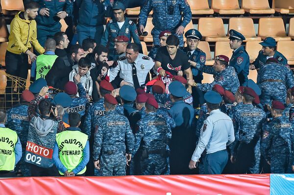 Матч между сборными Армении и Гибралтара завершился потасовкой болельщиков - Sputnik Армения