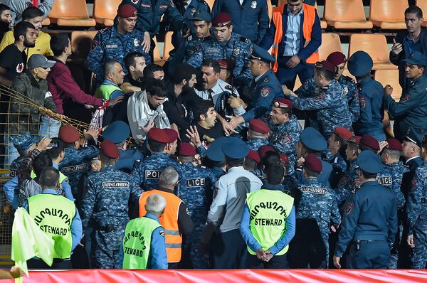 Матч между сборными Армении и Гибралтара завершился потасовкой болельщиков - Sputnik Армения