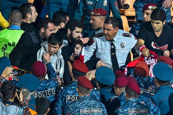 Личный интерес или новая политика: как поссорились Red Eagles и Федерация футбола Армении Личный интерес или новая политика: как поссорились Red Eagles и Федерация футбола Армении - Sputnik Армения