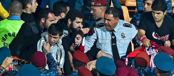 Потасовка после футбольного матча Лиги Наций УЕФА между сборными Армении и Гибралтара (13 октября 2018). Еревaн Потасовка после футбольного матча Лиги Наций УЕФА между сборными Армении и Гибралтара (13 октября 2018). Еревaн - Sputnik Արմենիա