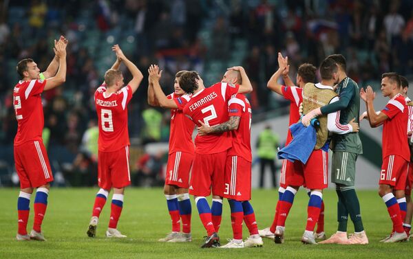 Игроки сборной России радуются победе в матче Лиги наций УЕФА между сборными командами России и Турции. - Sputnik Армения