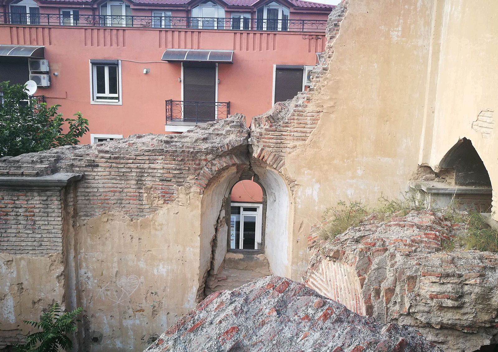 Aрмянская церковь XIX века Шамхорецоц Сурб Аствацацин Кармир Аветаран в Тбилиси Aрмянская церковь XIX века Шамхорецоц Сурб Аствацацин Кармир Аветаран в Тбилиси - Sputnik Армения