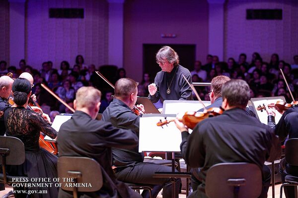 Чудесный концерт в Ереване – Пашинян опубликовал фото с Юрием Башметом - Sputnik Армения