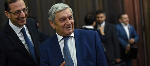 Министры чрезвычайных ситуаций Феликс Цолакян и спорта и по делам молодежи Габриел Казарян перед заседанием Правительства Армении (16 октября 2018). Еревaн Министры чрезвычайных ситуаций Феликс Цолакян и спорта и по делам молодежи Габриел Казарян перед заседанием Правительства Армении (16 октября 2018). Еревaн - Sputnik Արմենիա