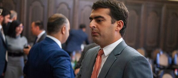 Министр связи, транспорта и ИТ Акоп Аршакян перед началом заседания Правительства Армении (16 октября 2018). Еревaн Министр связи, транспорта и ИТ Акоп Аршакян перед началом заседания Правительства Армении (16 октября 2018). Еревaн - Sputnik Արմենիա