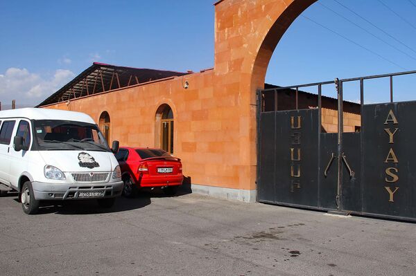 Что разливают в бутылки на Айаси: завод Артура Багдасаряна годами не платил за воду? - Sputnik Армения