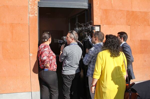 Что разливают в бутылки на Айаси: завод Артура Багдасаряна годами не платил за воду? - Sputnik Армения