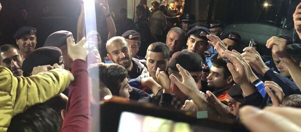 Ֆուտբոլասերները ողջունում են Յուրա Մովսիսյանին հաղթական խաղից հետո Ֆուտբոլասերները ողջունում են Յուրա Մովսիսյանին հաղթական խաղից հետո - Sputnik Արմենիա