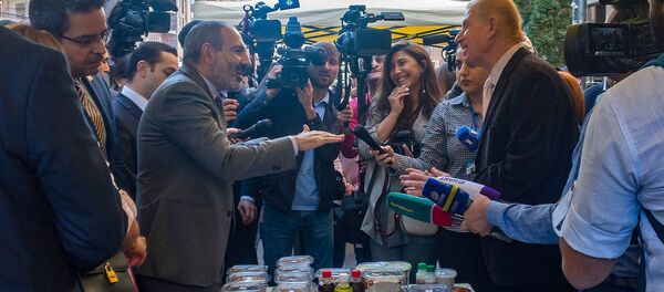 Врио премьер-министра Никол Пашинян на Северном проспекте (17 октября 2018). Еревaн - Sputnik Армения