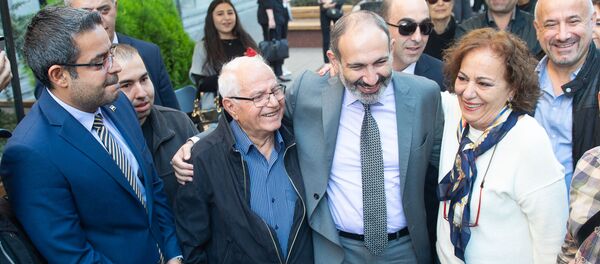 Врио премьер-министра Никол Пашинян на Северном проспекте (17 октября 2018). Еревaн - Sputnik Армения