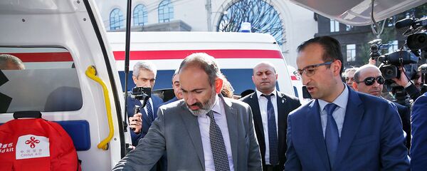 Никол Пашинян с супругой Анной Акопян посетили мероприятие по передаче 200 автомобилей скорой помощи из Китая в дар Армении (17 октября 2018). Еревaн - Sputnik Արմենիա