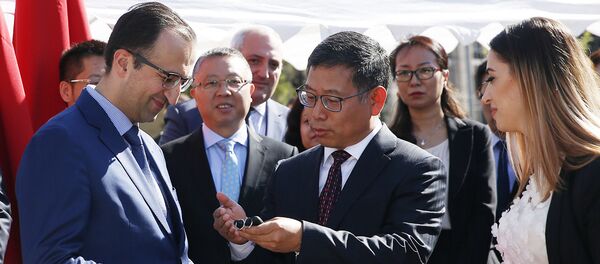 Врио министра здравоохранения Арсен Торосян и посол Китая в Армении Тянь Эрлун во время передачи 200 автомобилей скорой помощи из Китая в дар Армении (17 октября 2018). Еревaн Врио министра здравоохранения Арсен Торосян и посол Китая в Армении Тянь Эрлун во время передачи 200 автомобилей скорой помощи из Китая в дар Армении (17 октября 2018). Еревaн - Sputnik Արմենիա