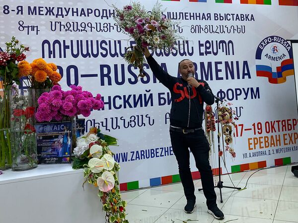 Флорист Араик Галстян во время флористического шоу на полях промышленной выставки Expo Russia-Armenia 2018 (17 октября 2018). Еревaн - Sputnik Արմենիա