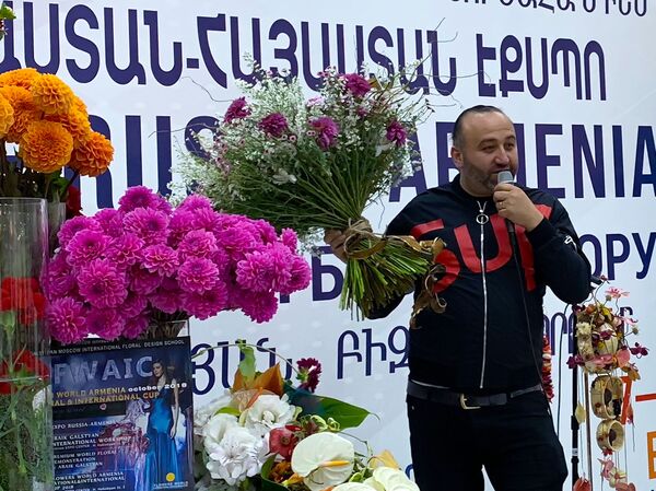 Флорист Араик Галстян во время флористического шоу на полях промышленной выставки Expo Russia-Armenia 2018 (17 октября 2018). Еревaн - Sputnik Արմենիա