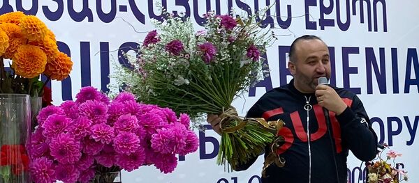 Флорист Араик Галстян во время флористического шоу на полях промышленной выставки Expo Russia-Armenia 2018 (17 октября 2018). Еревaн - Sputnik Արմենիա