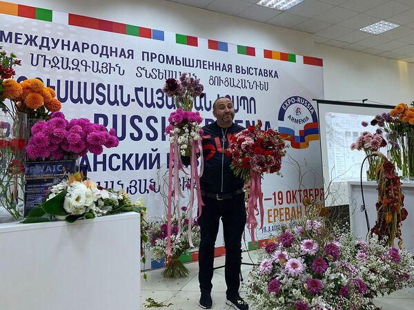 Флорист Араик Галстян во время флористического шоу на полях промышленной выставки Expo Russia-Armenia 2018 (17 октября 2018). Еревaн - Sputnik Արմենիա