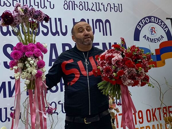 Флорист Араик Галстян во время флористического шоу на полях промышленной выставки Expo Russia-Armenia 2018 (17 октября 2018). Еревaн - Sputnik Արմենիա