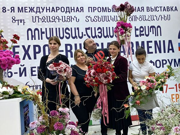Флорист Араик Галстян во время флористического шоу на полях промышленной выставки Expo Russia-Armenia 2018 (17 октября 2018). Еревaн - Sputnik Արմենիա