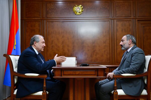 Встреча врио премьер-министра Никола Пашиняна и президента Армена Саркисяна (17 октября 2018). Еревaн Встреча врио премьер-министра Никола Пашиняна и президента Армена Саркисяна (17 октября 2018). Еревaн - Sputnik Արմենիա
