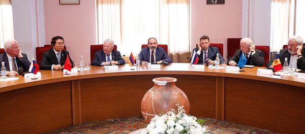 Врио премьер-министра Никол Пашинян принял участие на церемонии 75-летия Нац.Академии Армении (18 октября 2018). Еревaн Врио премьер-министра Никол Пашинян принял участие на церемонии 75-летия Нац.Академии Армении (18 октября 2018). Еревaн - Sputnik Արմենիա