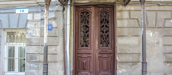 Инициалы Иосифа Шаншияна на входной двери Инициалы Иосифа Шаншияна на входной двери - Sputnik Արմենիա