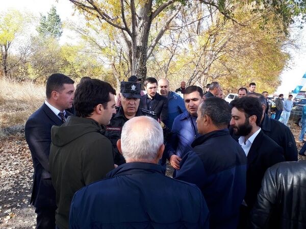 Родственники полицейских, обвиняемых в пытках, перекрыли трассу Ереван-Севан - Sputnik Армения