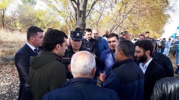 Родственники обвиняемых в пытках полицейских перекрыли трассу Ереван Севан - Sputnik Արմենիա