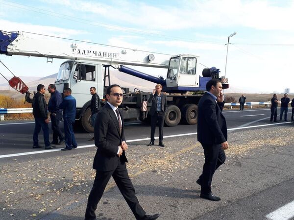 Врио вице-премьера Тигран Авинян встретился с перекрывшими трассу Ереван-Севан гражданами Врио вице-премьера Тигран Авинян встретился с перекрывшими трассу Ереван-Севан гражданами - Sputnik Արմենիա
