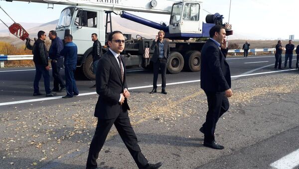 Врио вице-премьера Тигран Авинян встретился с перекрывшими трассу Ереван-Севан гражданами - Sputnik Армения