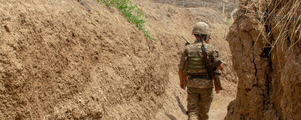 Армянский военнослужащий на боевой позиции - Sputnik Армения