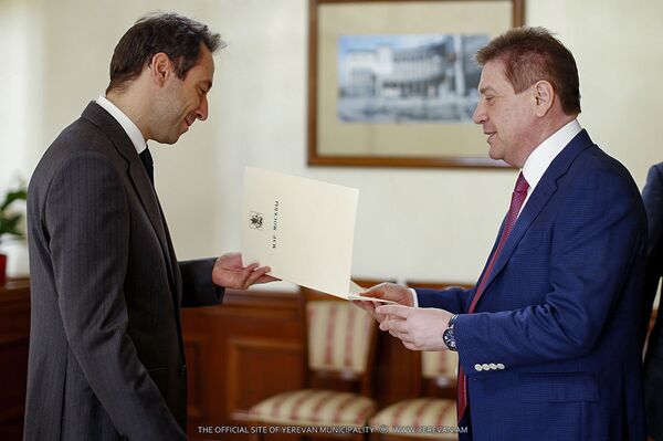 Мэр Еревана Айк Марутян встретился с министром правительства Москвы, руководителем департамента социальной защиты населения Владимиром Петросяном (20 октября 2018). Еревaн Мэр Еревана Айк Марутян встретился с министром правительства Москвы, руководителем департамента социальной защиты населения Владимиром Петросяном (20 октября 2018). Еревaн - Sputnik Արմենիա