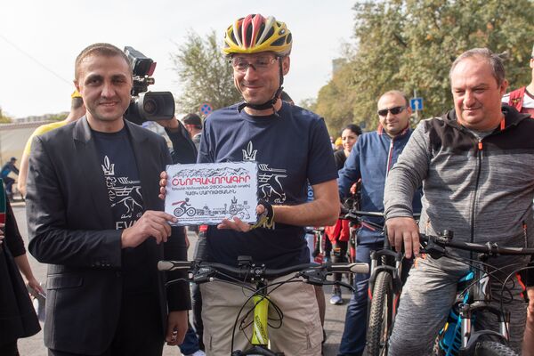 Айк Марутян на велопробеге «Я влюблен в тебя, Ереван» Айк Марутян на велопробеге «Я влюблен в тебя, Ереван» - Sputnik Արմենիա