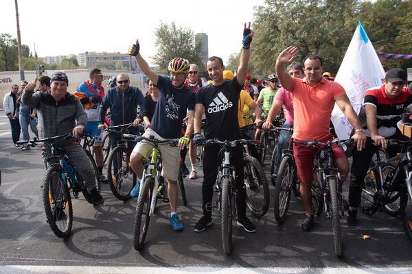 Мэр Еревана Айк Марутян предложил городу визитную карточку и вспомнил Баку Мэр Еревана Айк Марутян предложил городу визитную карточку и вспомнил Баку - Sputnik Армения