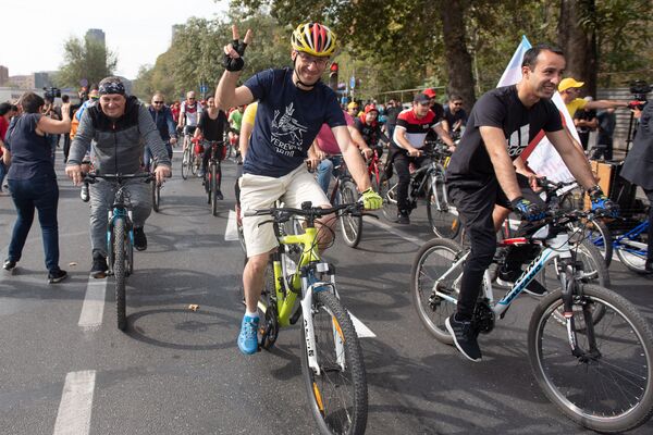 Мэр Еревана Айк Марутян предложил городу визитную карточку и вспомнил Баку Мэр Еревана Айк Марутян предложил городу визитную карточку и вспомнил Баку - Sputnik Армения