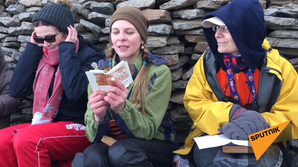 Ценители поэзии прочитали любимые произведения на вершине горы Арагац - Sputnik Армения