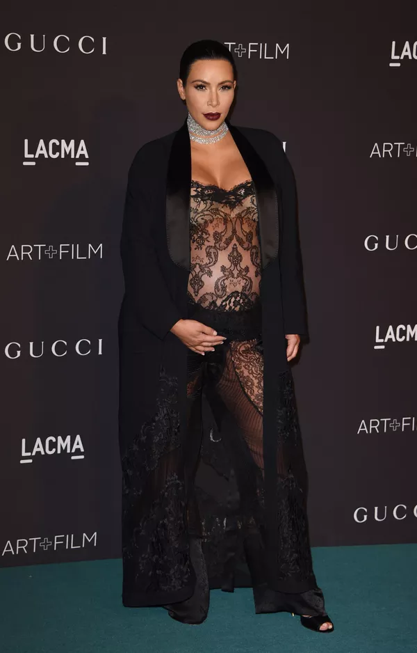 Ким Кардашьян позирует фотографам на LACMA 2015 Art+Film Ким Кардашьян позирует фотографам на LACMA 2015 Art+Film - Sputnik Армения