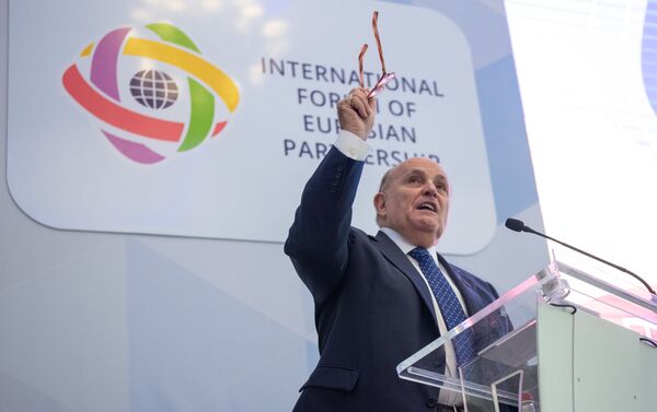 Бывший мэр Нью-Йорка Руди Джулиани на международном форуме Евразийская неделя (23 октября 2018). Еревaн - Sputnik Армения