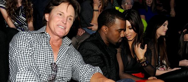 Брюс Дженнер, Канье Уэст и Ким Кардашьян на шоу The X Factor (21 ноября 2012). Голливуд, Калифорния - Sputnik Армения