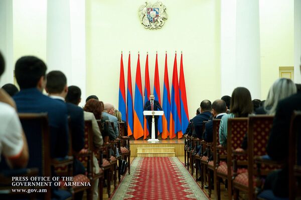 Блата больше нет: Пашинян вручил награды в IT-сфере студентам и школьникам Блата больше нет: Пашинян вручил награды в IT-сфере студентам и школьникам - Sputnik Армения