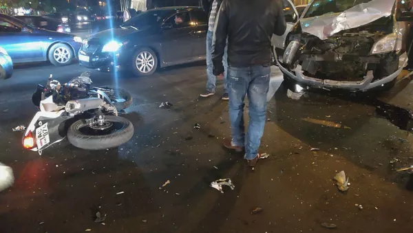 ДТП с участием мотоциклета на перескрестке улиц Амиряна и Закяна (23 октября 2018). Еревaн - Sputnik Армения