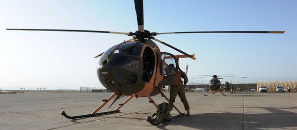 Летчики афганских ВВС и их американские инструкторы готовятся к полету на MD-530F (29 августа 2012). Авиабаза Шинданд, Афганистан - Sputnik Արմենիա