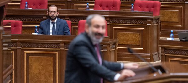 Врио первого вице-премьера Арарат Мирзоян на внеочередном заседании Парламента Армении (24 октября 2018). Еревaн Врио первого вице-премьера Арарат Мирзоян на внеочередном заседании Парламента Армении (24 октября 2018). Еревaн - Sputnik Արմենիա