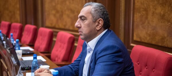 Депутат Самвел Алексанян на внеочередном заседании Парламента Армении (24 октября 2018). Еревaн Депутат Самвел Алексанян на внеочередном заседании Парламента Армении (24 октября 2018). Еревaн - Sputnik Армения