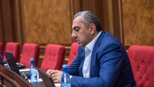 Депутат Самвел Алексанян на внеочередном заседании Парламента Армении (24 октября 2018). Еревaн - Sputnik Արմենիա