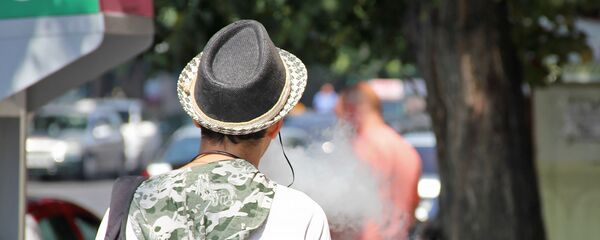 Курильщик на улице Амиряна - Sputnik Արմենիա