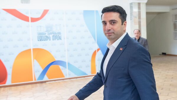 Депутат Ален Симонян на внеочередном заседании Парламента Армении (24 октября 2018). Еревaн - Sputnik Армения