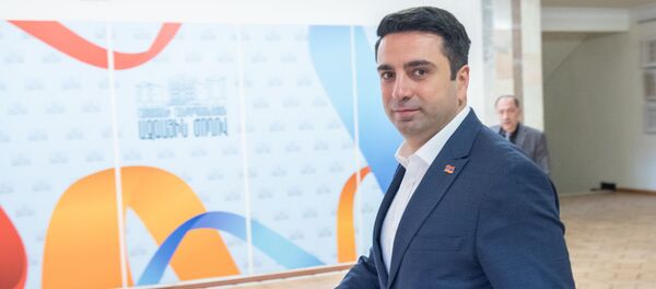 Депутат Ален Симонян на внеочередном заседании Парламента Армении (24 октября 2018). Еревaн Депутат Ален Симонян на внеочередном заседании Парламента Армении (24 октября 2018). Еревaн - Sputnik Армения