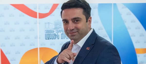 Депутат Ален Симонян на внеочередном заседании Парламента Армении (24 октября 2018). Еревaн Депутат Ален Симонян на внеочередном заседании Парламента Армении (24 октября 2018). Еревaн - Sputnik Армения